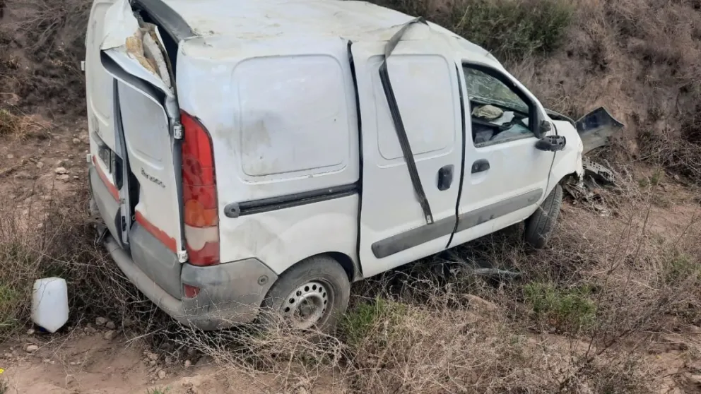 Turistas sufrieron un vuelco en el camino a Bahía San Blas