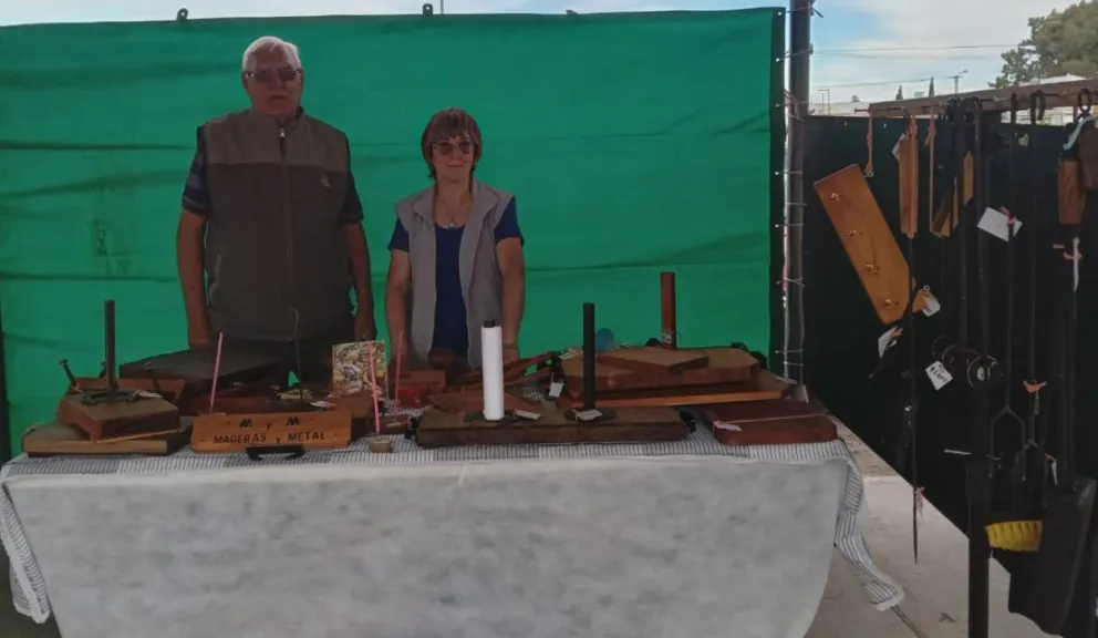 "Madera y Metal", un emprendimiento artesanal que recorre las ferias de la Comarca