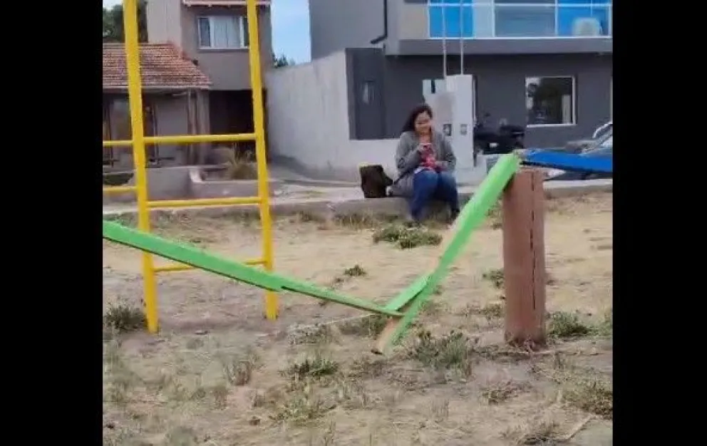 Incomprensible: destrozaron barandas una zona de juegos infantiles en El Cóndor 