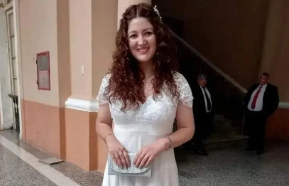 Una diputada juró vestida de novia y afirmó: "Me caso con la gente"