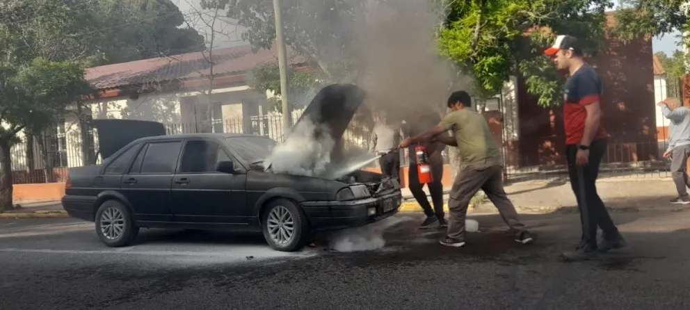 Escena cinematográfica a metros de la Escuela 1 de Viedma: un auto se prendió fuego en plena marcha
