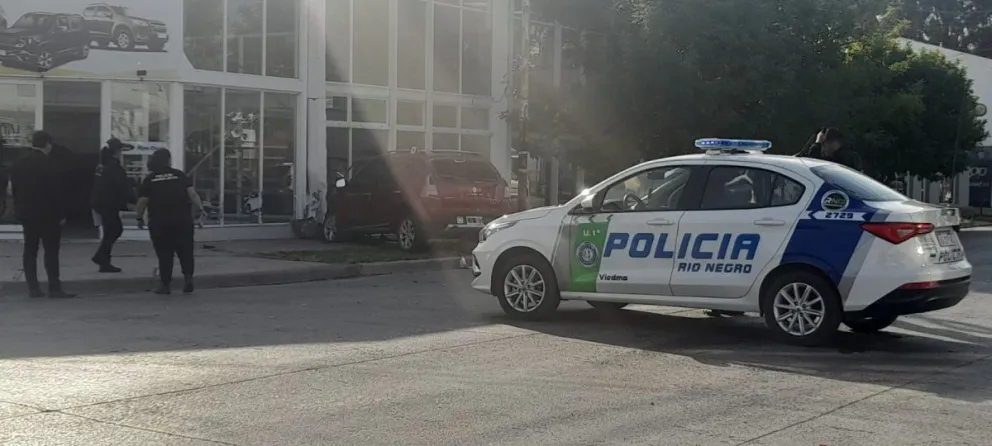 Otro Sandero casi se incrustó en un comercio de Viedma