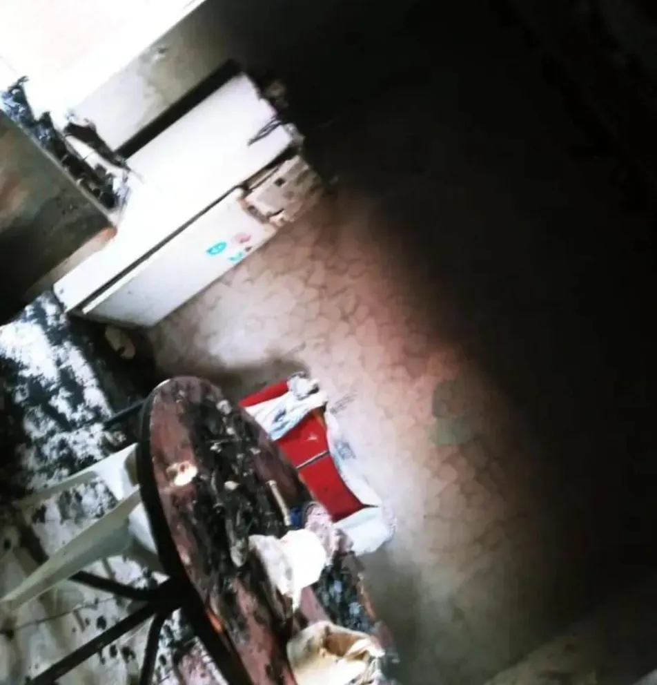 Denunció que le incendiaron la casa: “Perdimos todo con mi compañero”