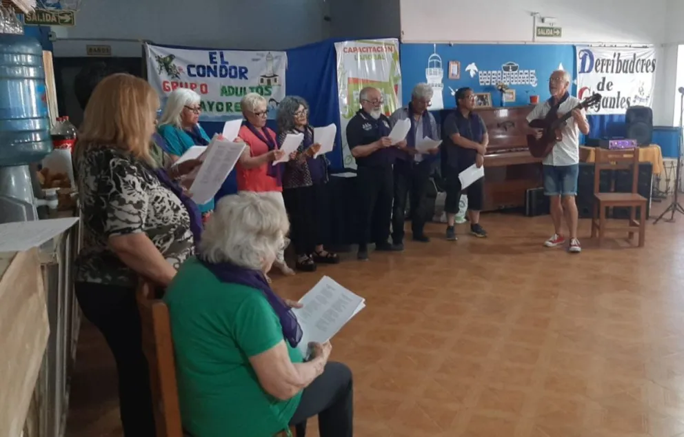 Los talleres "Emprender" y "Recrearte" cerraron a puro baile y música en El Cóndor