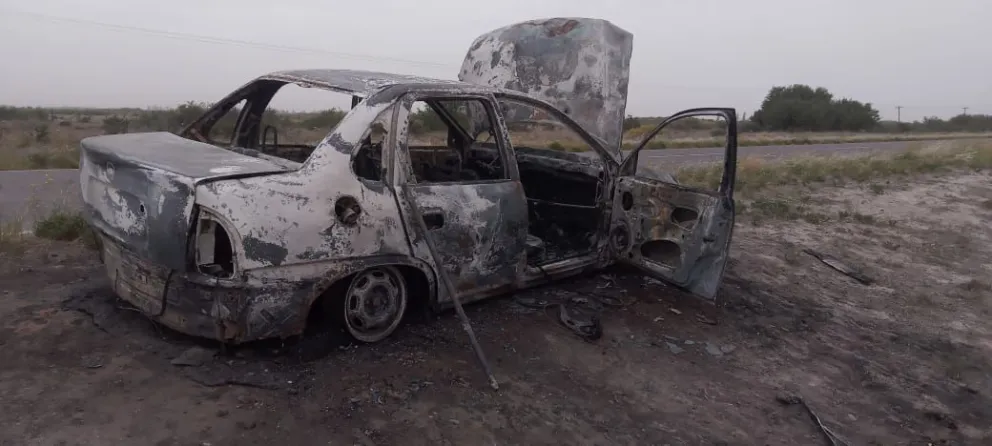 Una pareja viedmense se salvó de milagro tras el incendio de su auto: "Un minuto más y no la contábamos"