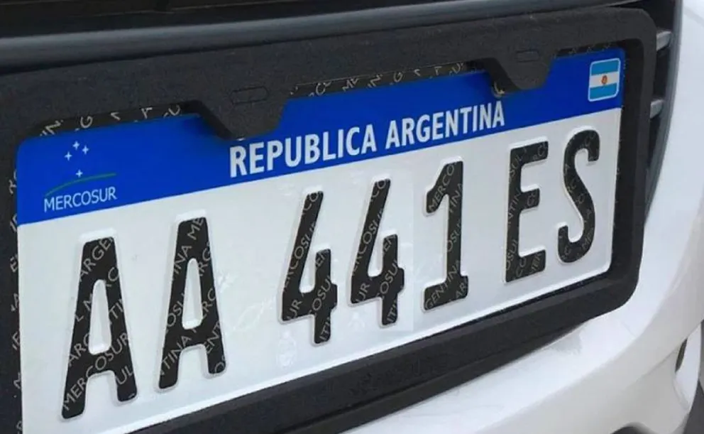 El Gobierno autoriza a circular con patentes de papel debido a la demora en entrega de chapas metálicas