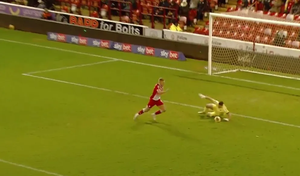 El blooper del año: arquero quiso hacer tiempo y le dio el triunfo al equipo rival