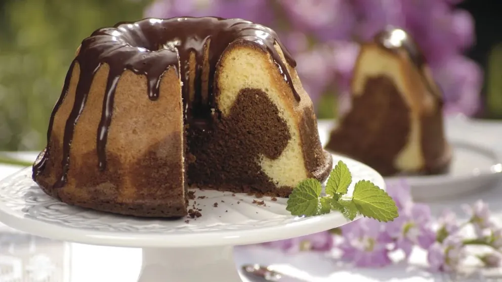 Una delicia bien dulce: budín marmolado con baño de chocolate