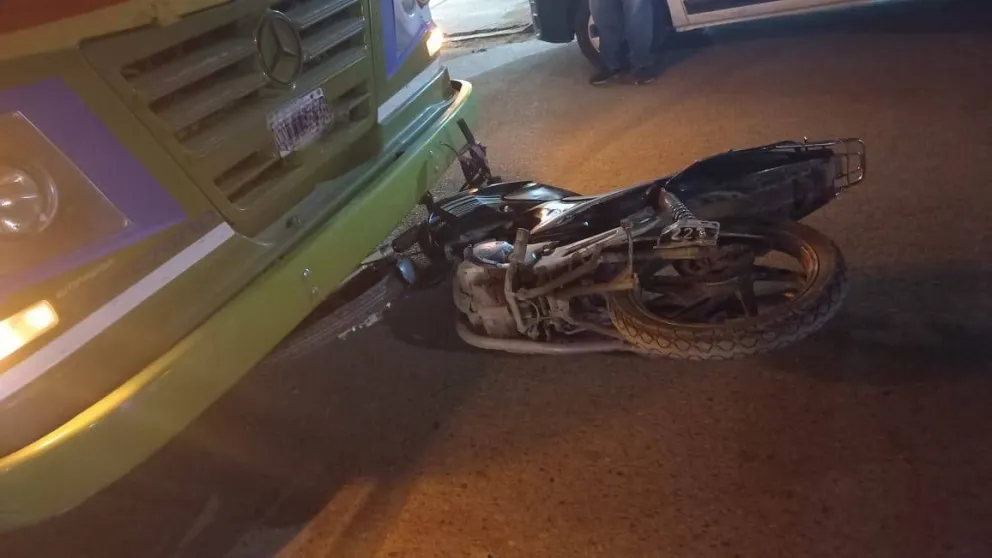Abrió la puerta de su auto y una pareja de motociclistas terminó debajo del colectivo
