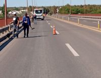 Policías retirados limpiaron el puente Villarino por orden de la Justicia Federal