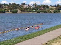 Vuelven las clases de natación para adolescentes y adultos en aguas del río Negro