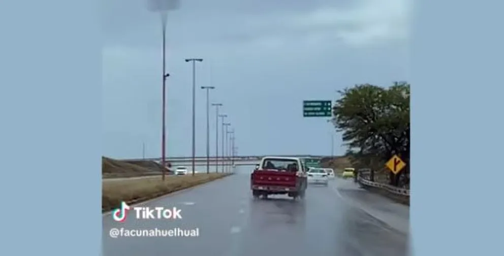 Video viral: una Ford derrapando sobre el puente nuevo