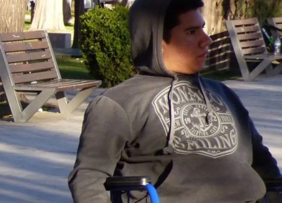 Llamado a la solidaridad: iniciaron una colecta para comprarle una silla de ruedas a un adolescente
