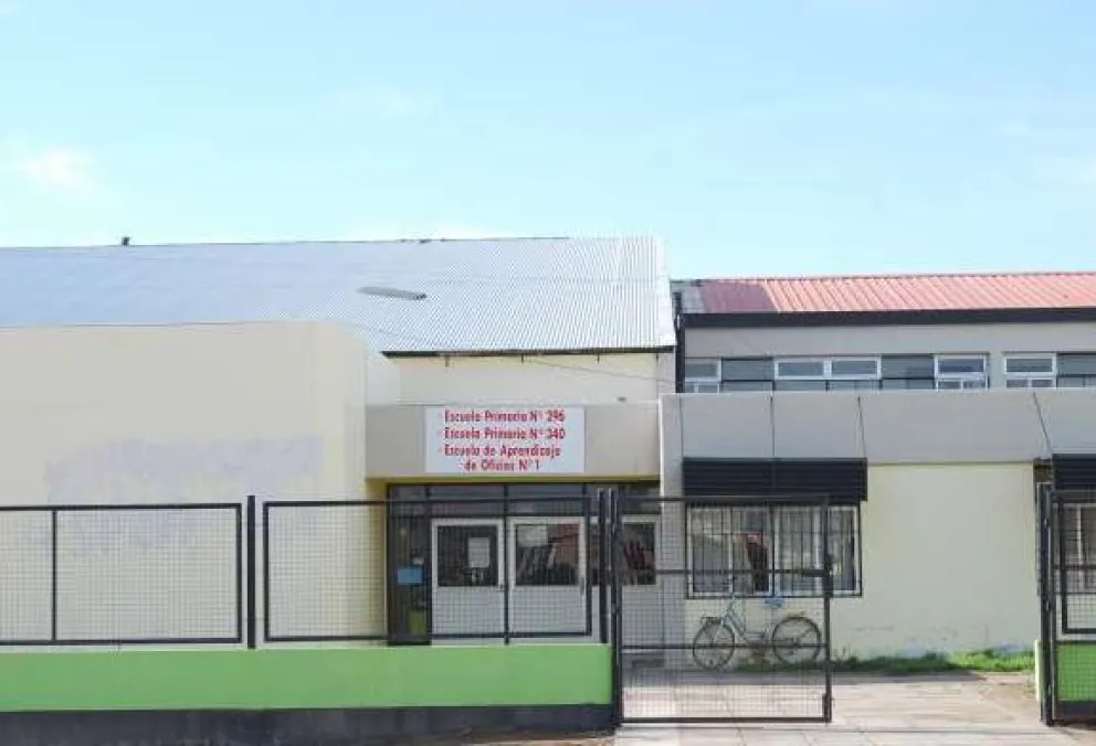 Saltó el tapial de una escuela primaria a metros de la 34° y lo frenaron a tiempo