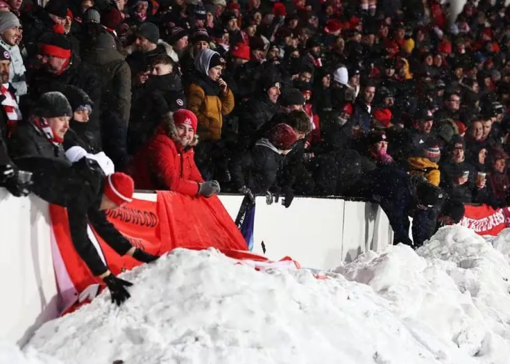Un partido de la Conference League fue demorado porque los hinchas le tiraban bolas de nieve al arquero rival