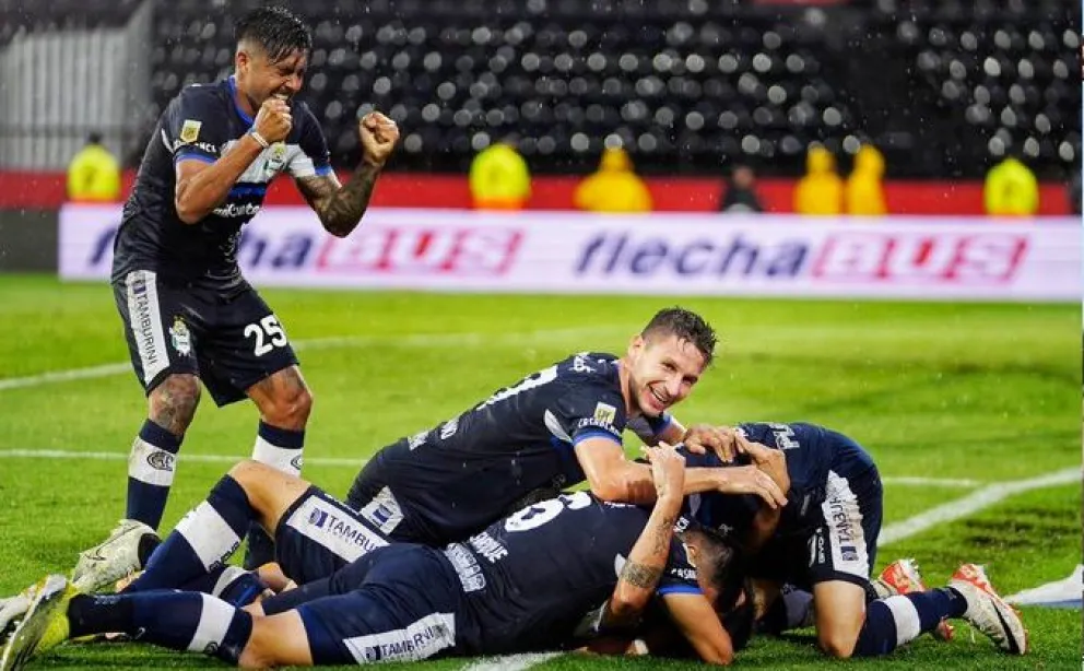 Colón perdió con Gimnasia y descendió a la Primera Nacional