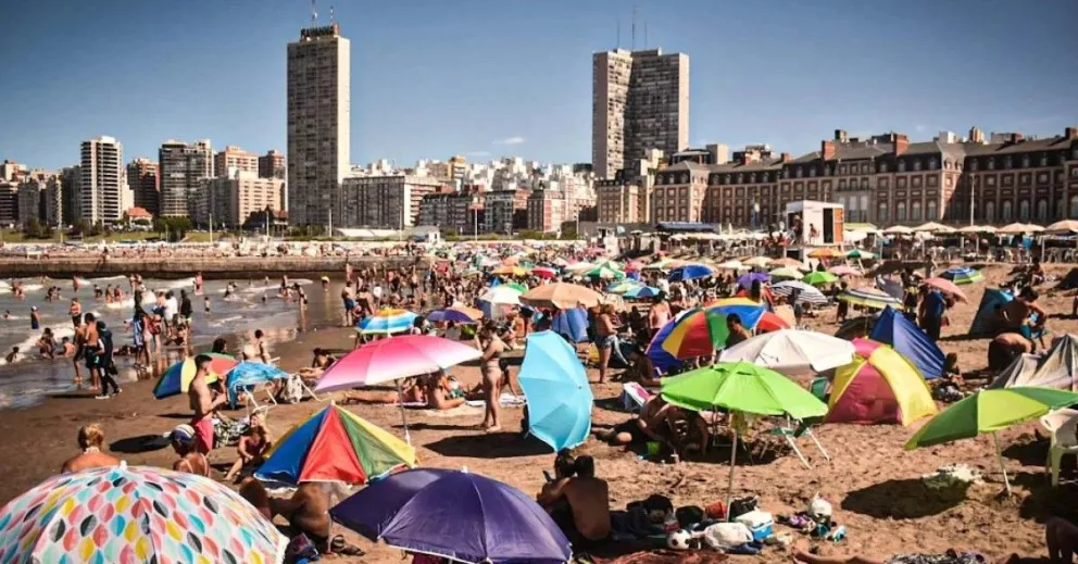 Prohibido Fumar en la Playa: Ya rige la restricción en distintos sectores de Mar del Plata