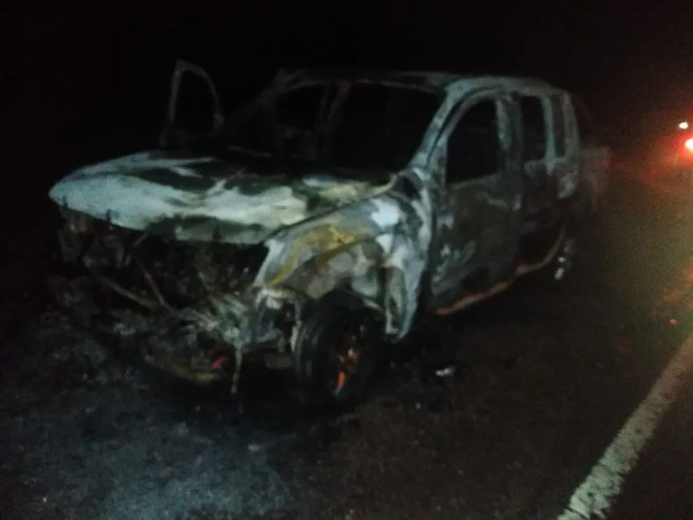 El fuego destruyó una Duster y el conductor se salvó de milagro