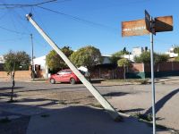Un poste telefónico genera peligro en el barrio Los Maestros 