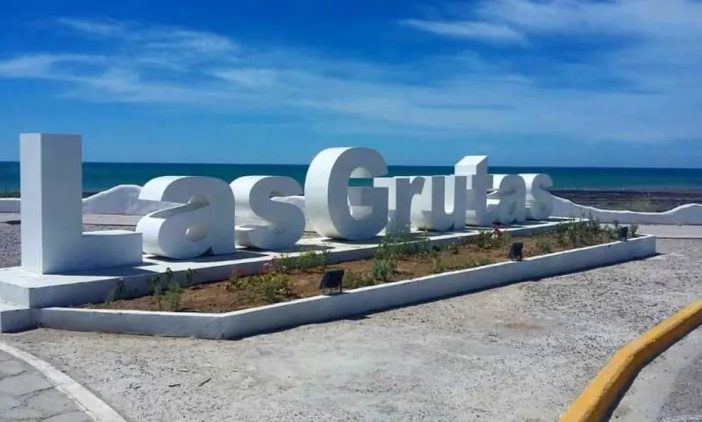 Las Grutas con mareas que complicaron a los turistas en los primeros días de la temporada. 
