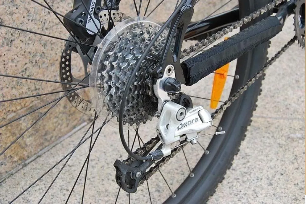 Ciclista accidentado: el Municipio de Viedma tendrá que pagar por un bache sin señalización 