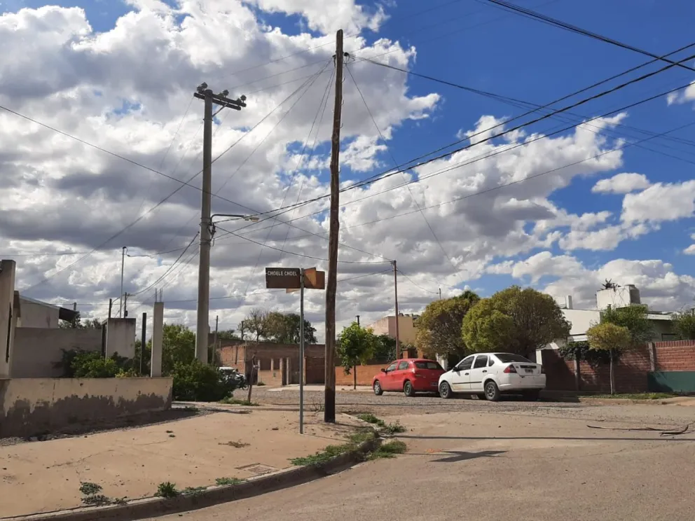 Vecinos pasaron del miedo a la tranquilidad tras el cambio de un poste inclinado