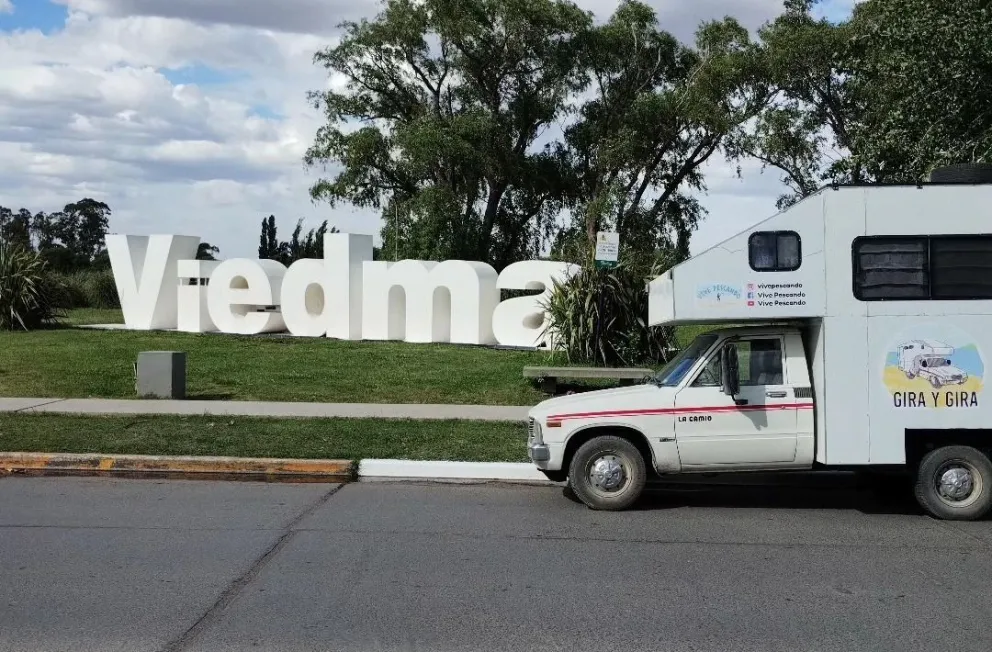 Vendieron todo, dejaron sus trabajos, y viven viajando: Carla y Seba disfrutan de Viedma antes de seguir a Ushuaia 