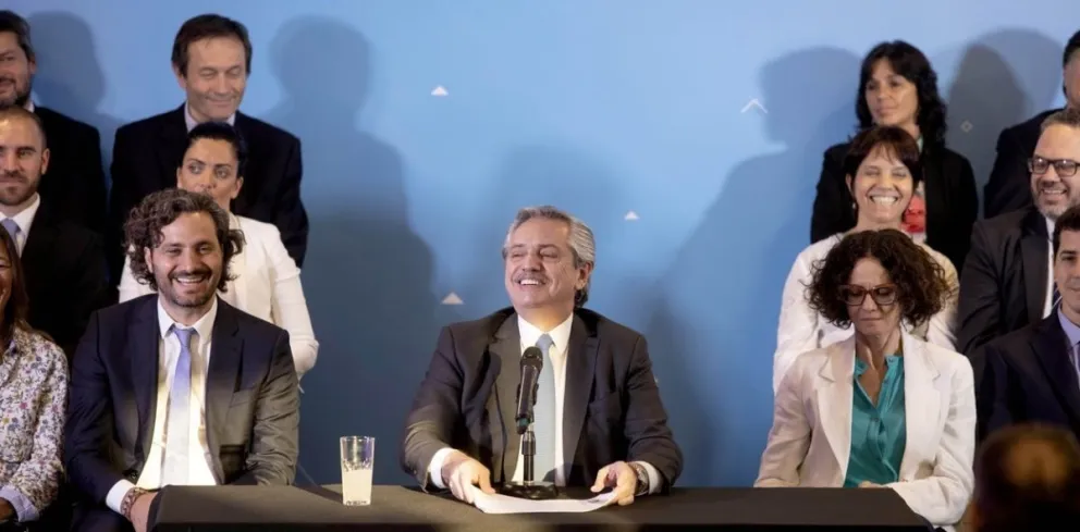 Cambios: renunció todo el Gabinete de Fernández a días del cambio de mando