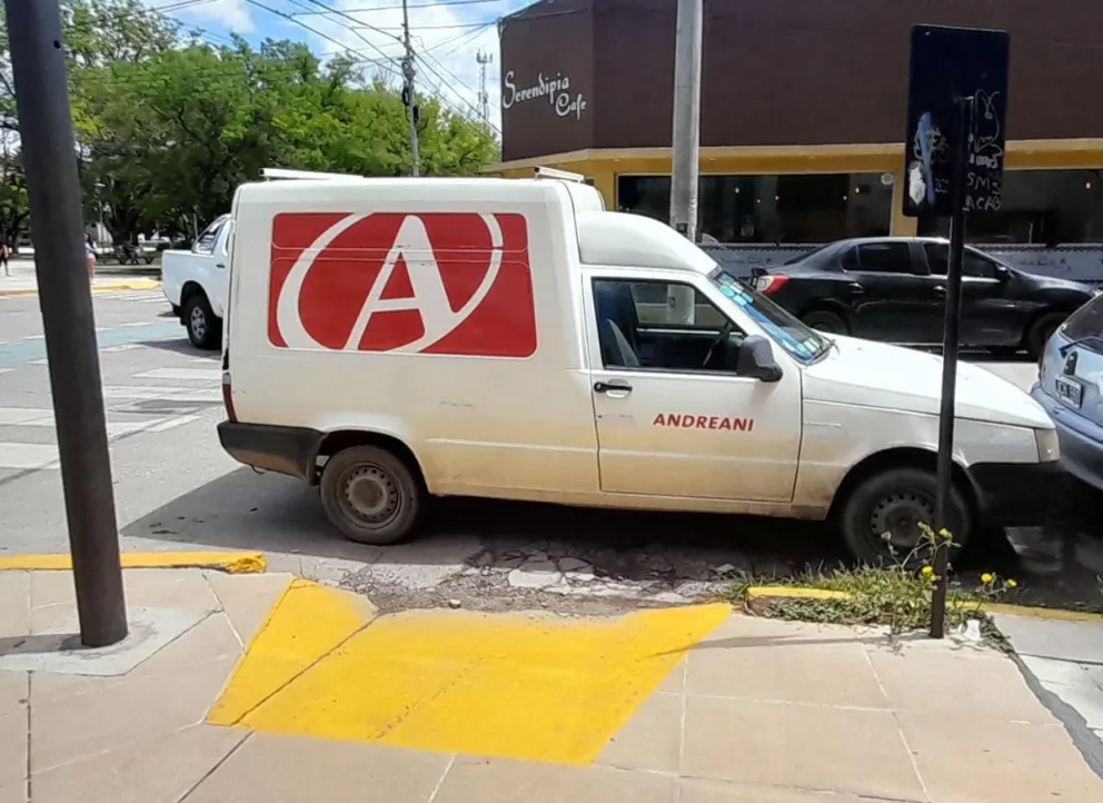 La infracción nuestra de cada día en Viedma: una camioneta de Andreani tapó una rampa en pleno centro 