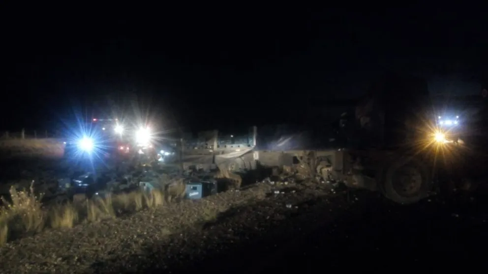 Volcó un camión y los cajones de cerveza quedaron tirados en la ruta