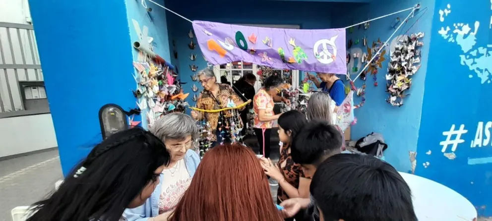 Las grullas invadieron la calle Buenos Aires en una movida de la Cámara de Comercio