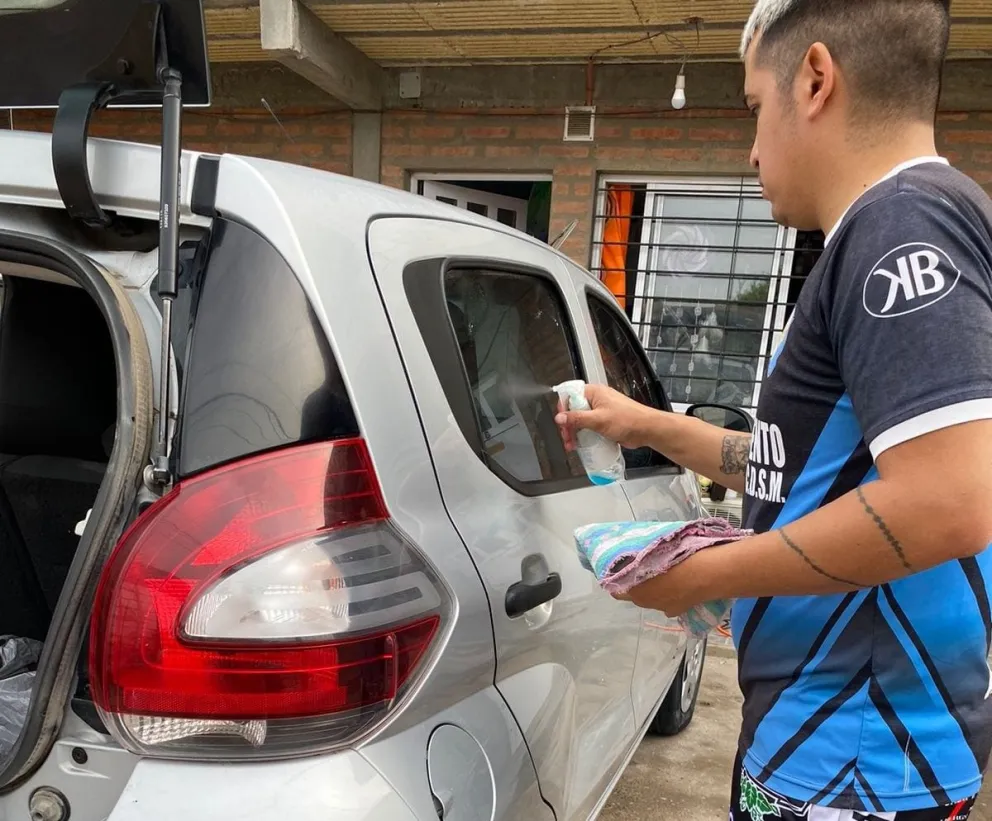 Un joven puso un lavadero en su casa, con la garantía de limpiar los vehículos dos veces si llueve, y ya es un boom