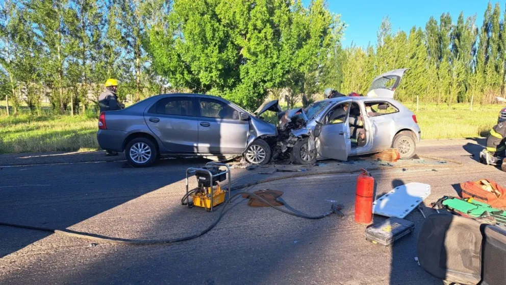 Dos muertos y cuatro heridos graves tras un terrible choque frontal en la ruta 151