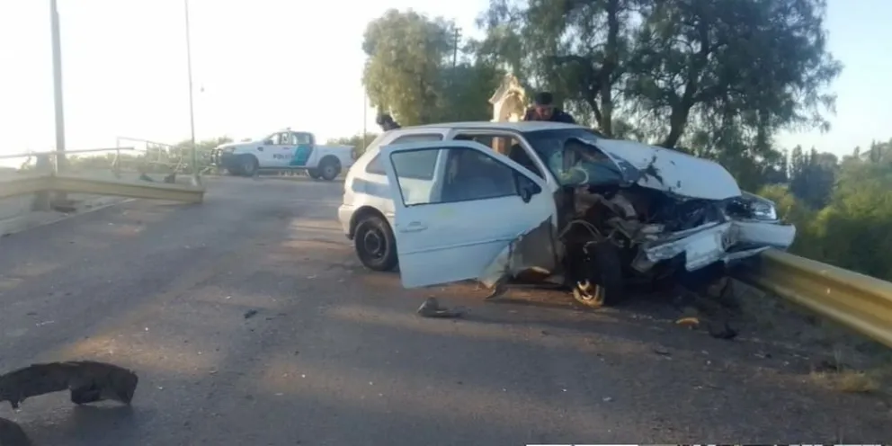Otro accidente en el Puente Viejo: una mala maniobra terminó con un vehículo con daños de consideración 