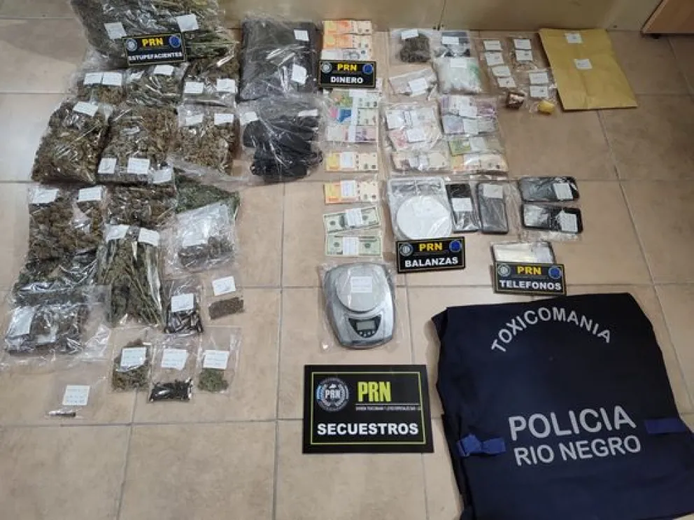 Un millón de pesos, un arma y drogas fueron secuestrados tras allanamientos en San Antonio 