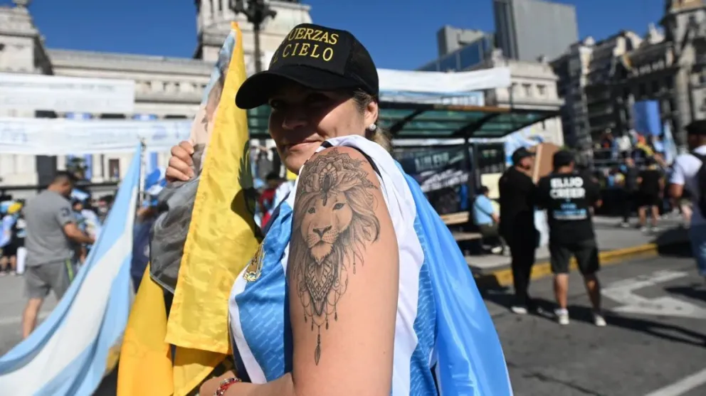 Asunción de Milei: los primeros simpatizantes ya se ubican a las afueras del Congreso 