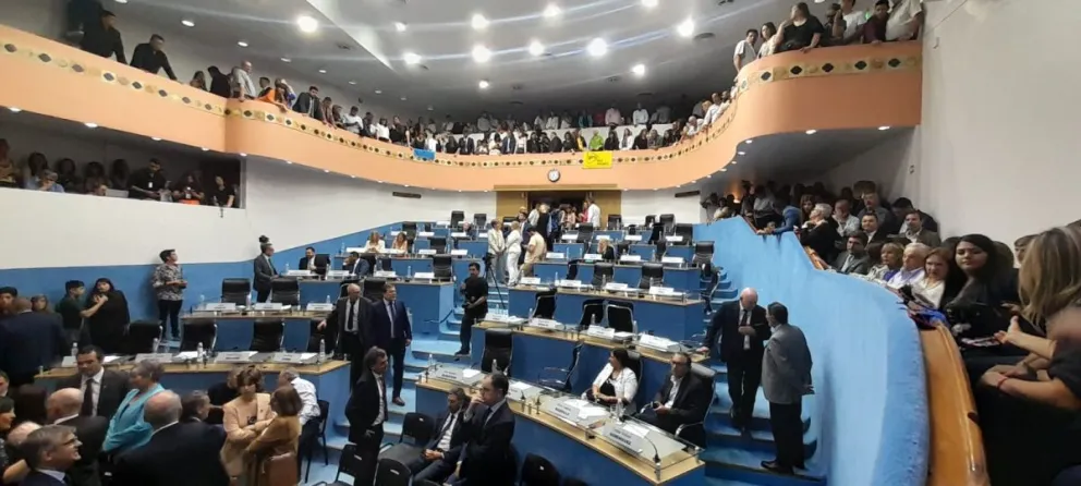 Estreno de autoridades plagado de color en el escenario legislativo