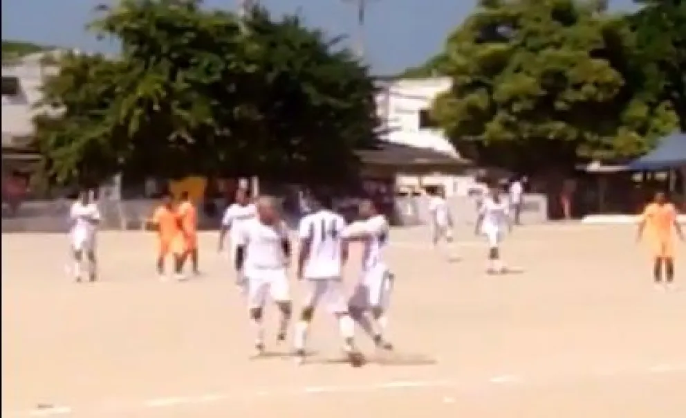 Otro escándalo con Teo Gutiérrez: protagonizó una pelea en un partido de fútbol barrial y lo echaron de su club