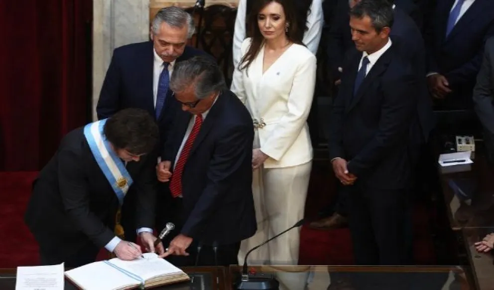 "Viva la Libertad, carajo", así firmó el Presidente argentino en el libro de honor del Congreso