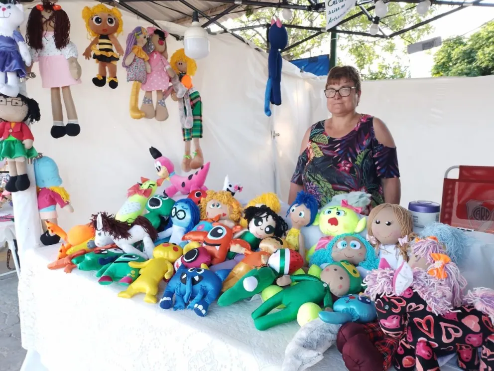 Hace 17 años que recorre las ferias con su emprendimiento de muñecas artesanales