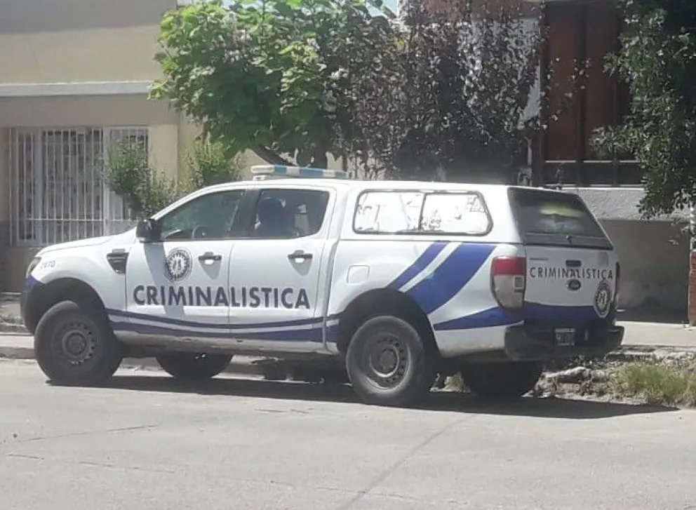 Destrozaron una puerta, ingresaron a un  domicilio y se llevaron objetos de valor 