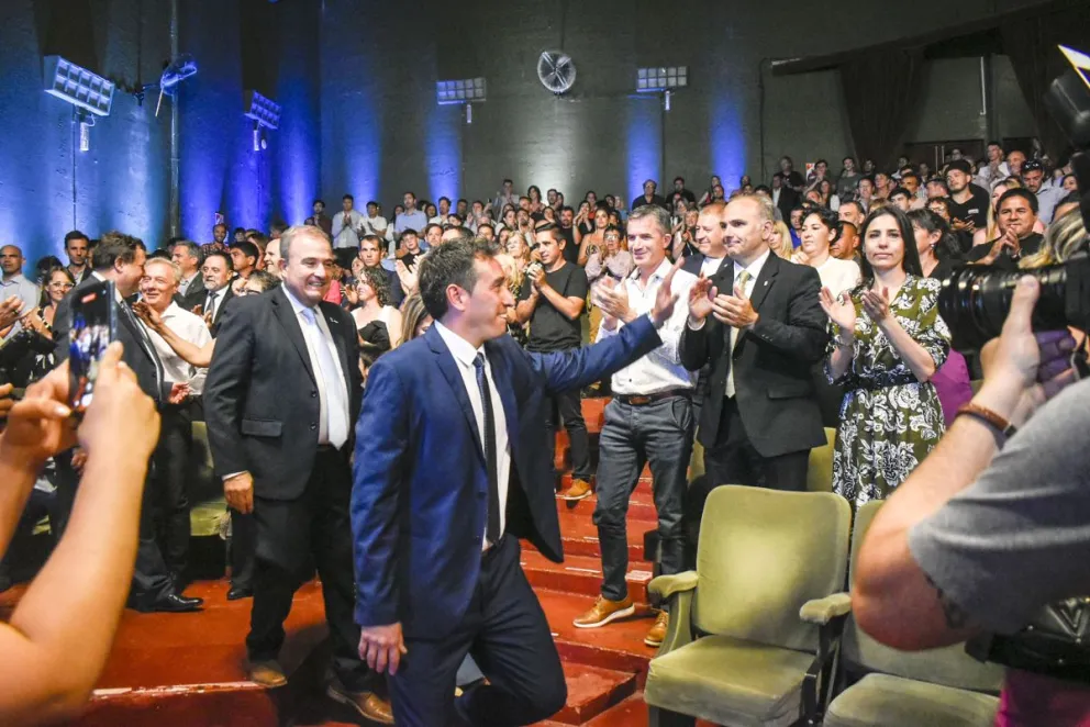 Asumió Castro en la intendencia y pidió un "acuerdo social"