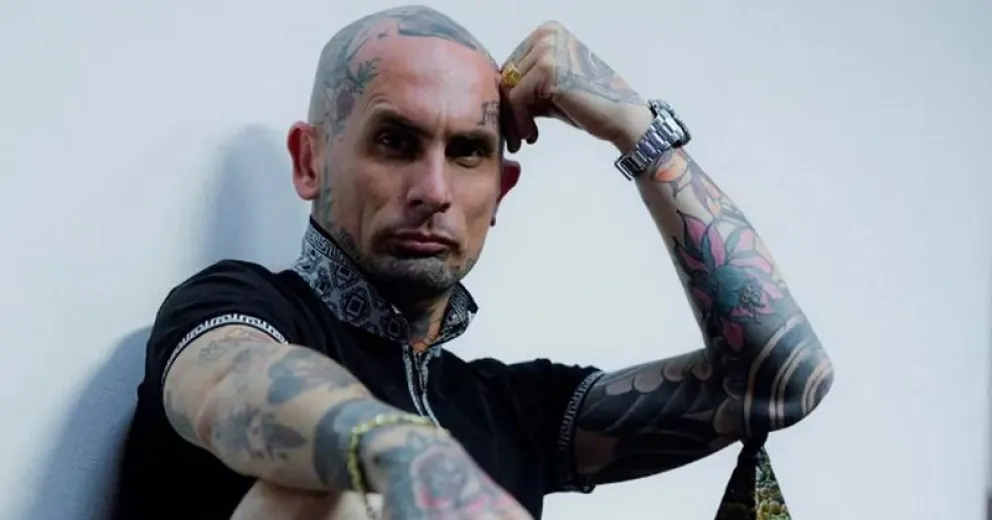 Escándalo: el cantante de Ke Personajes sumergido en una violenta pelea en la vía pública