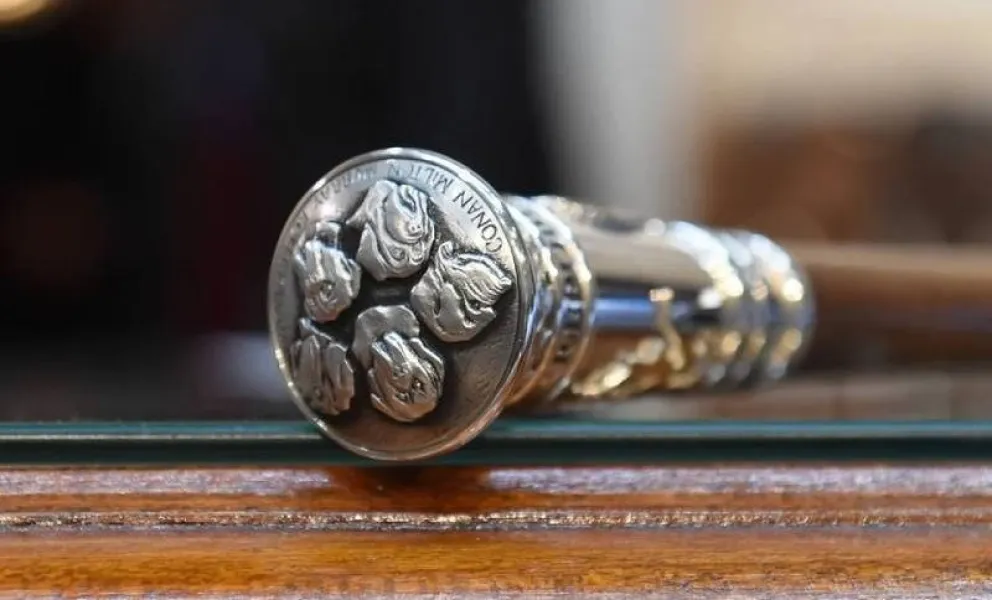 Así es el bastón presidencial de Milei, que tiene tallados a sus cinco perros 