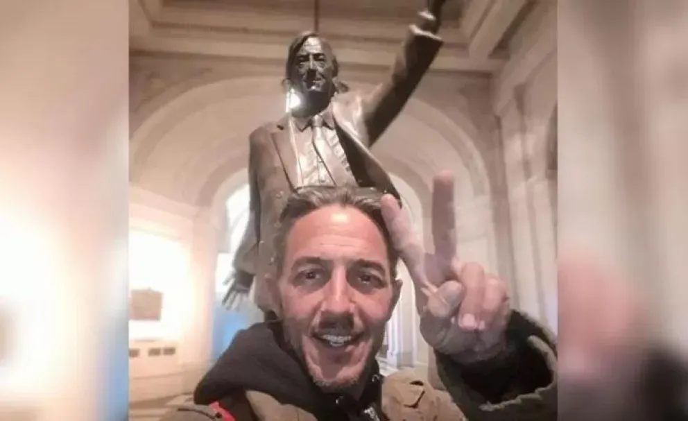 Identifican y ordenan detener al hombre que le tiró una botella de vidrio a Javier Milei