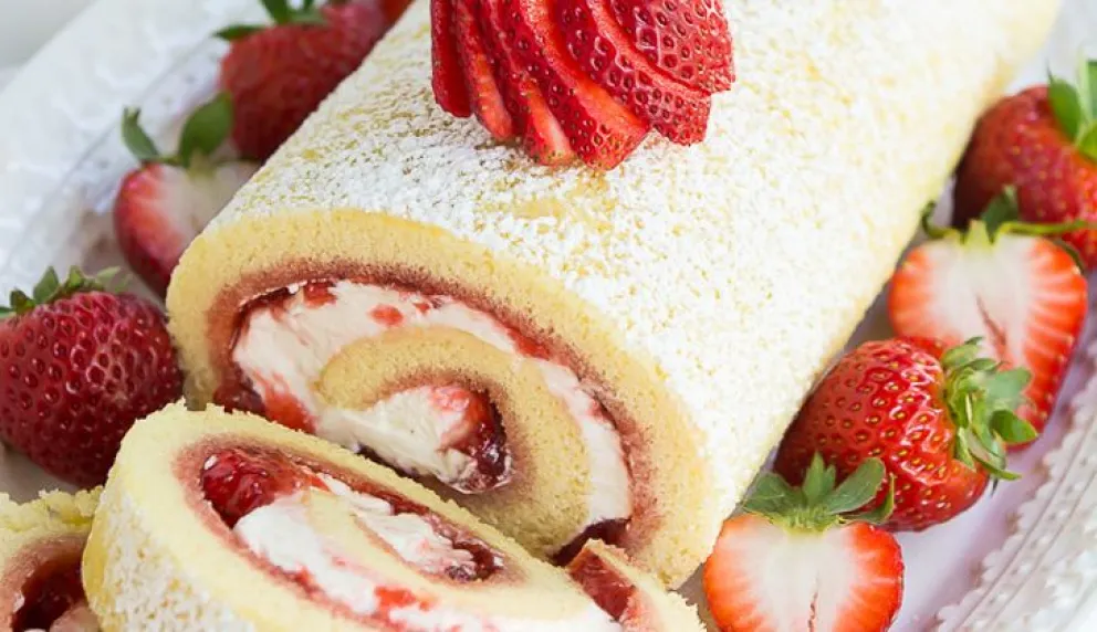 Un postre fácil e ideal para los días calurosos: pionono helado con crema y frutos rojos