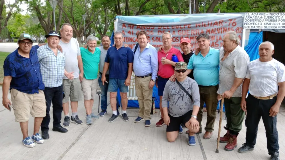 En su primer día de gestión, Weretilneck escuchó el reclamo de los ex soldados continentales