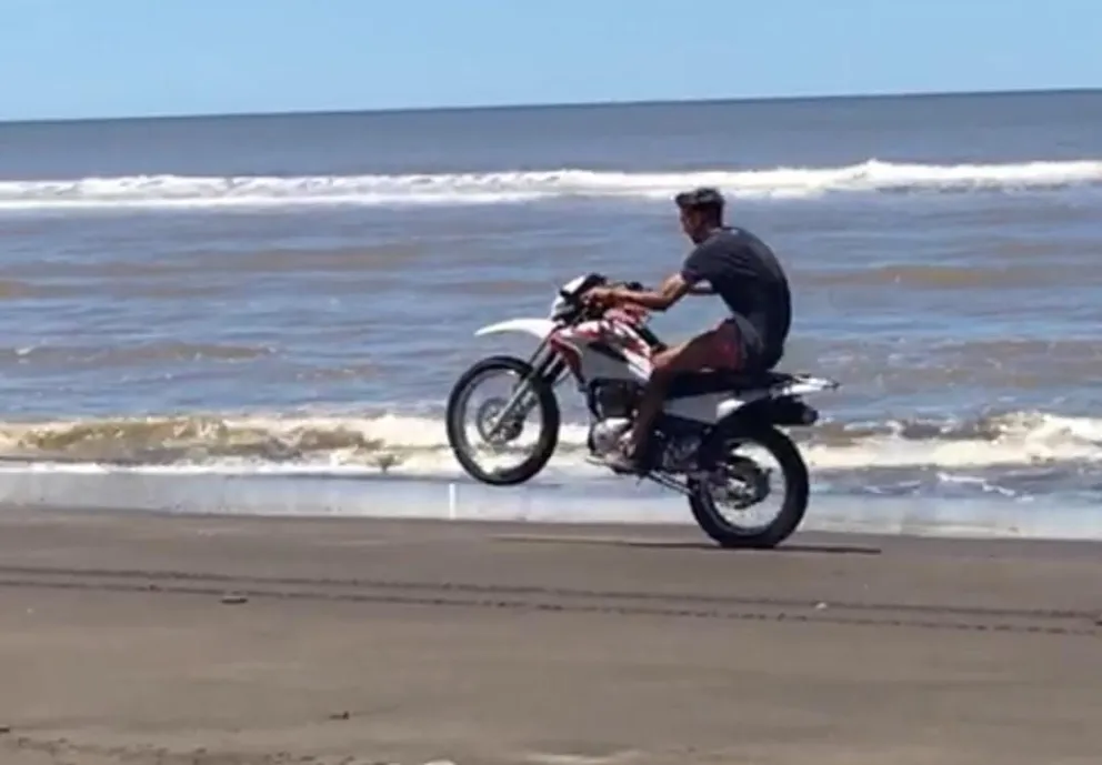 Detectan a motociclistas haciendo picadas en un lugar central de la playa de El Cóndor