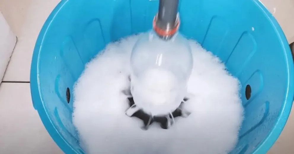 El truco casero para fabricar tu lavarropas con botellas y ahorrar energía