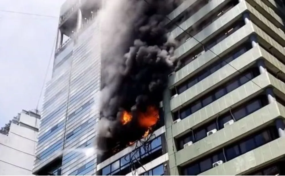 Explosión e incendio en un edificio lindero al Ministerio de Trabajo: hay gente atrapada